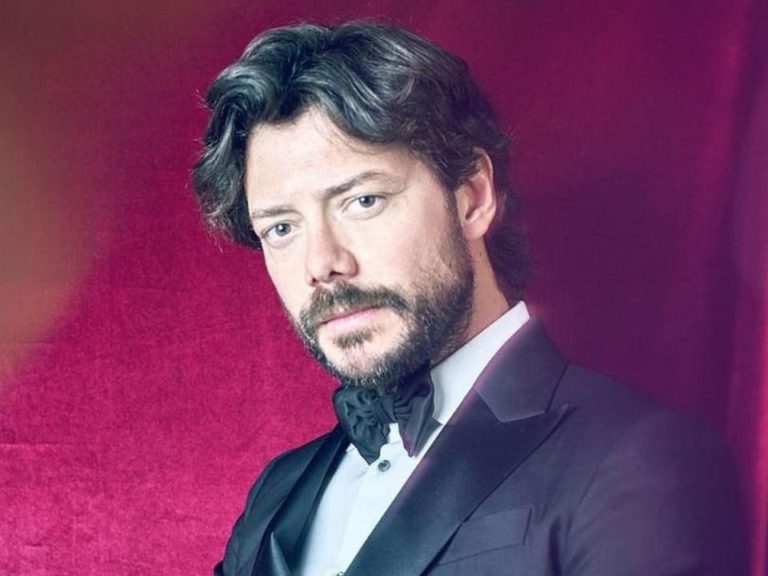 Alvaro Morte Biography, Age, Height, Wife, Net Worth - StarsWiki