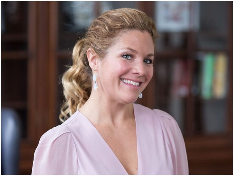 Sophie Grégoire Trudeau Biography, Age, Height, Husband, Net Worth ...